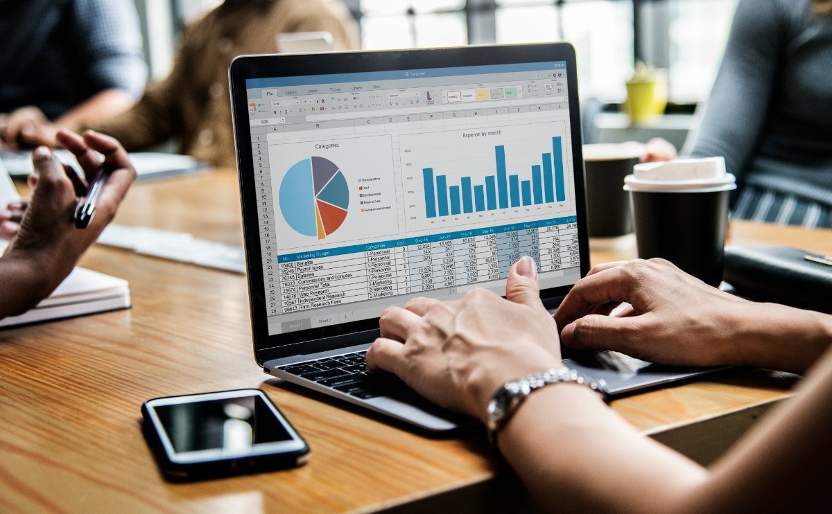 Meninjau grafik pada laptop di meja kerja
